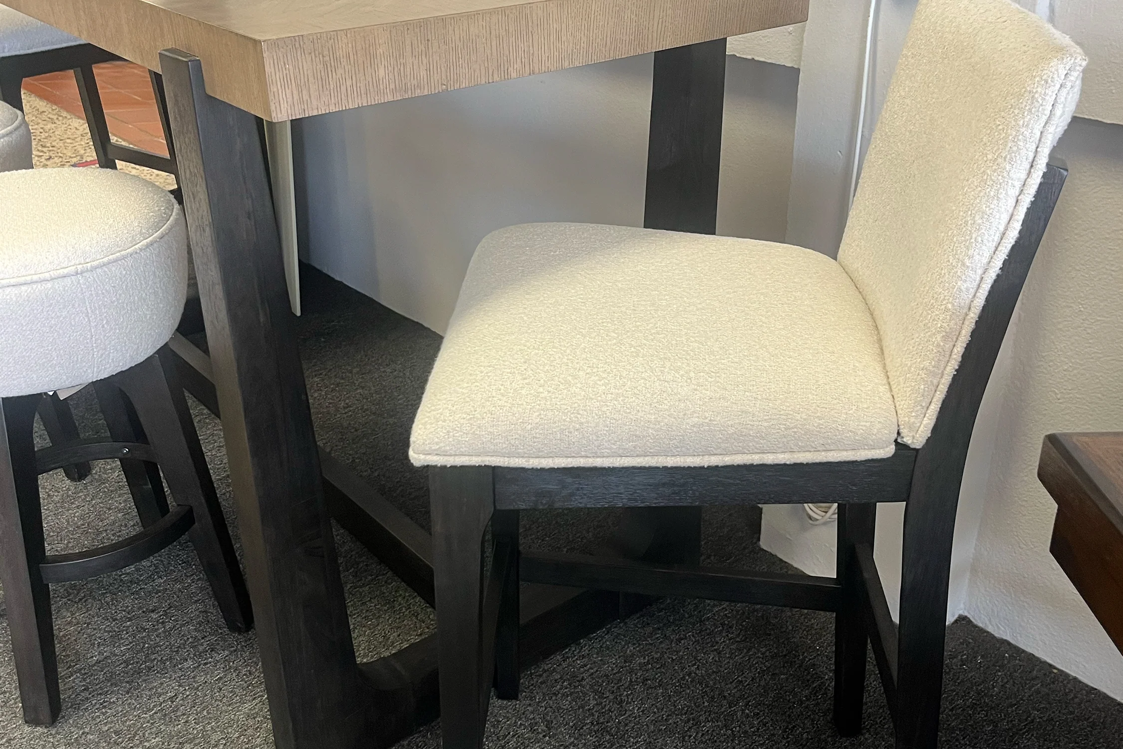 Sutton Mesa de Comedor "Counter Height", 2 Taburete de Respaldo Bajo & Taburete Tapizado sin Respaldo - Image 10