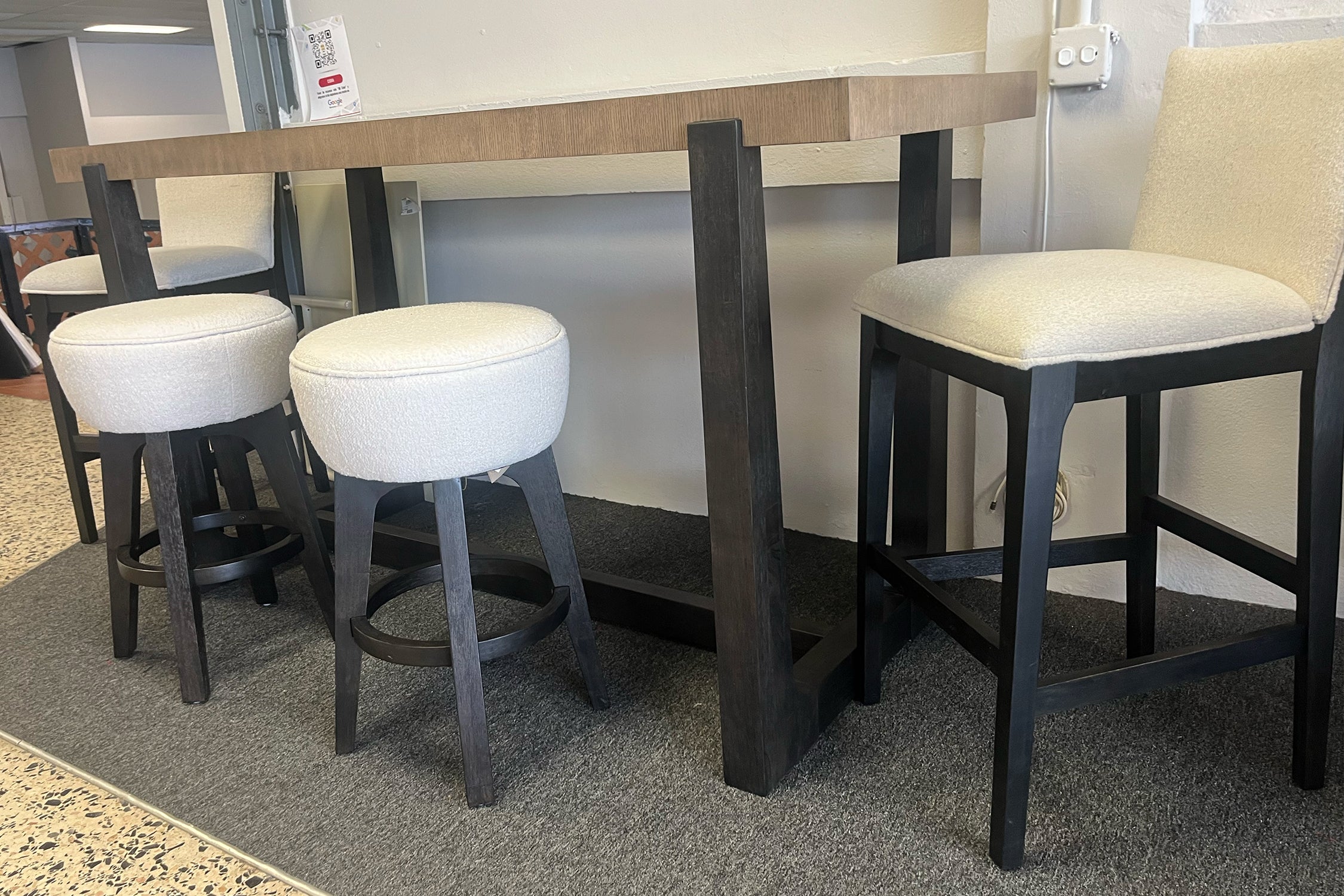 Sutton Mesa de Comedor "Counter Height", 2 Taburete de Respaldo Bajo & Taburete Tapizado sin Respaldo - Image 8