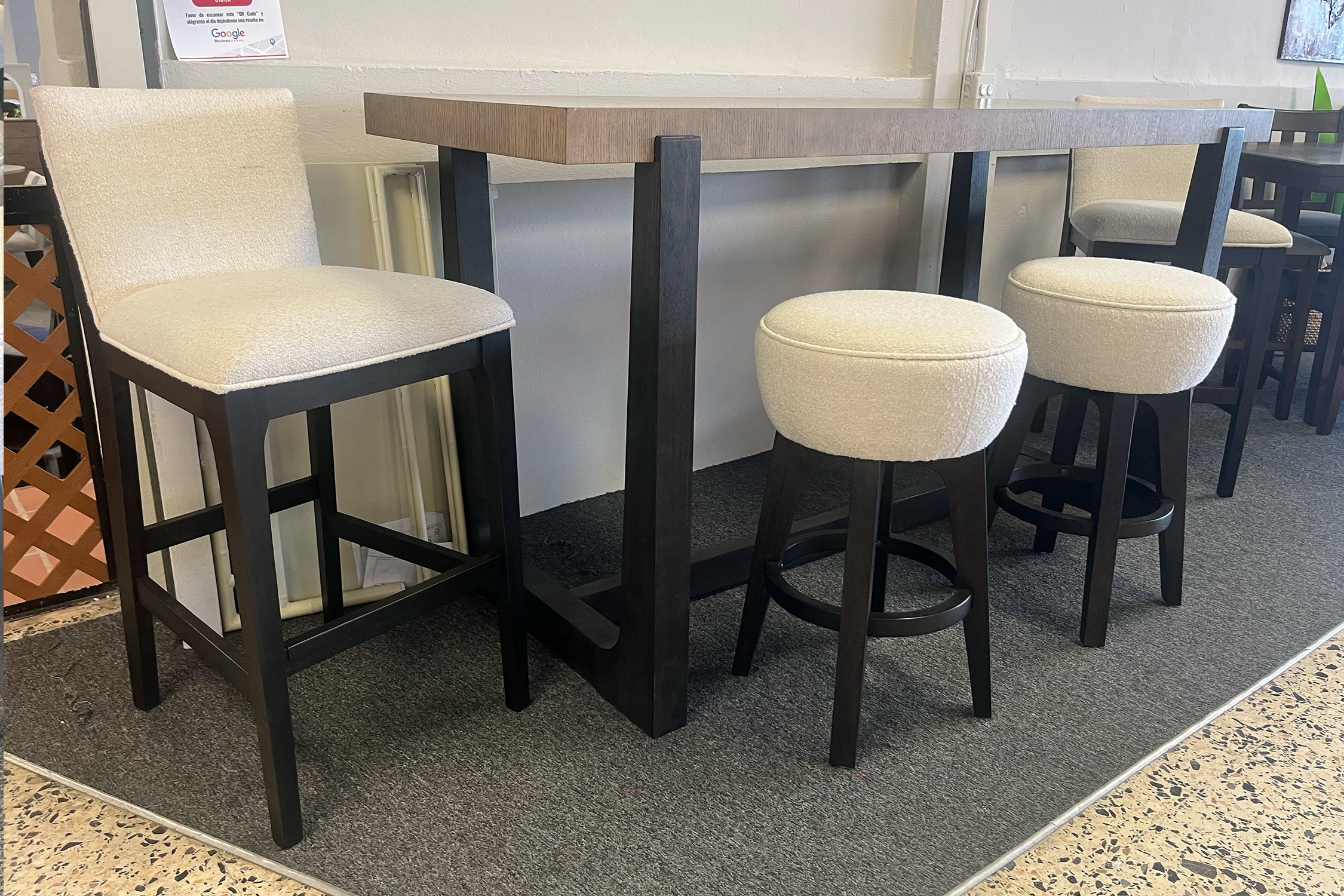 Sutton Mesa de Comedor "Counter Height", 2 Taburete de Respaldo Bajo & Taburete Tapizado sin Respaldo - Image 9