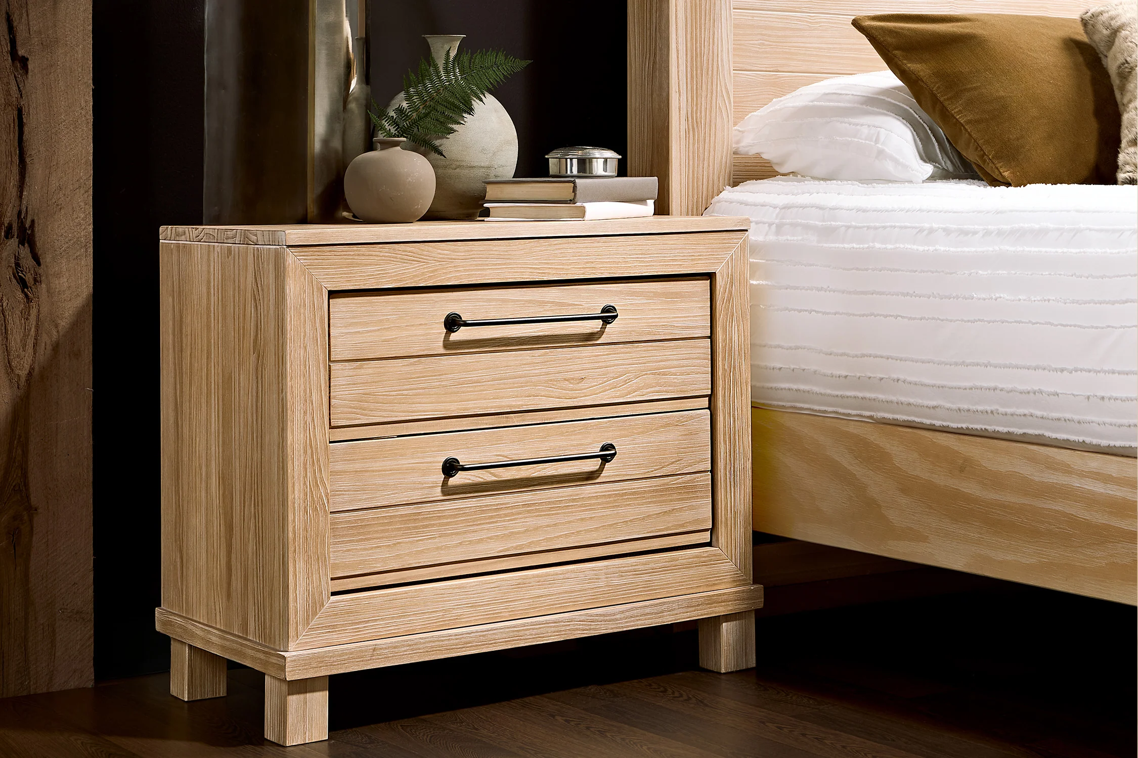 Sturdy Cama King, Gavetero con Espejo & Mesa de Noche - Image 3