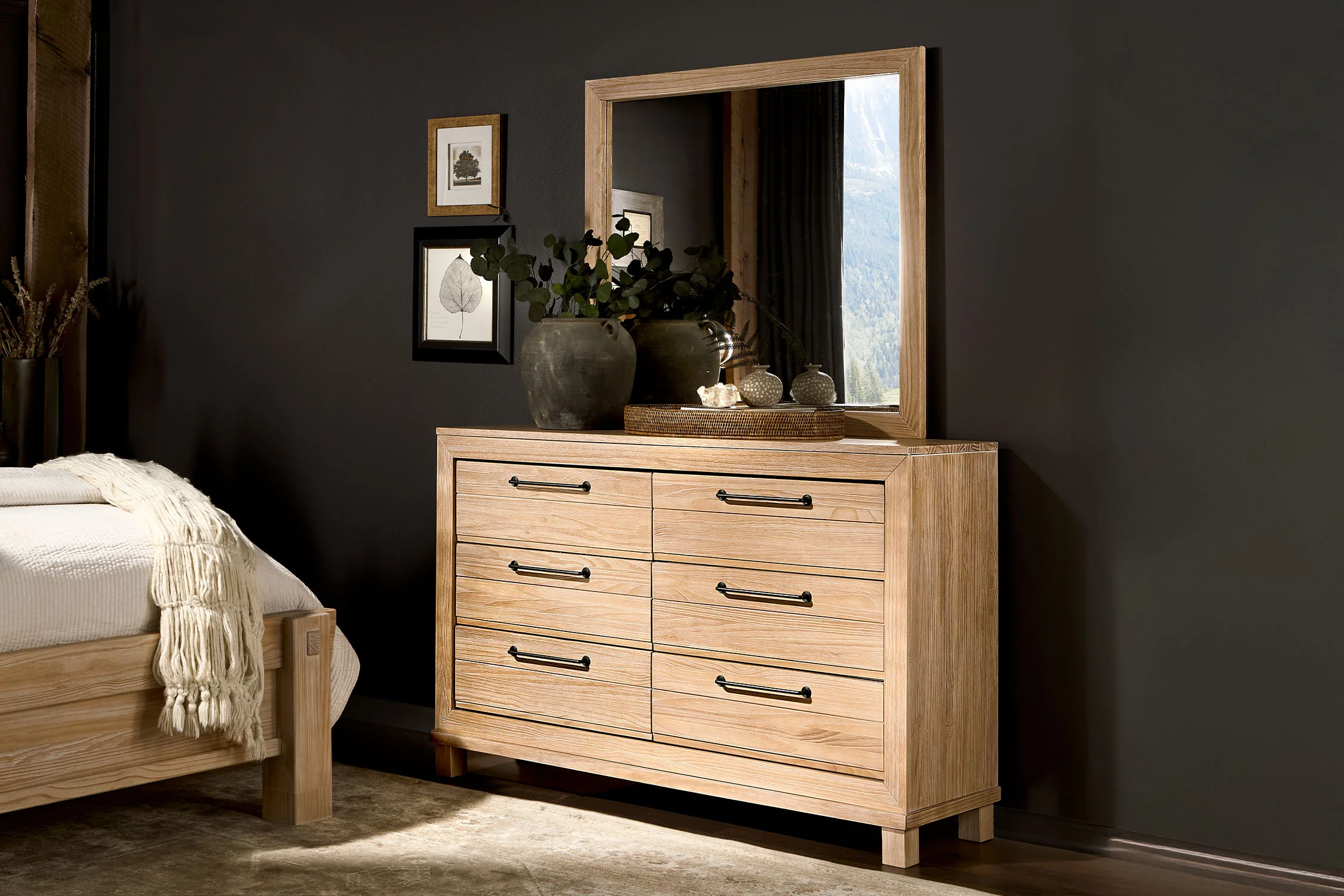 Sturdy Cama King, Gavetero con Espejo & Mesa de Noche - Image 4